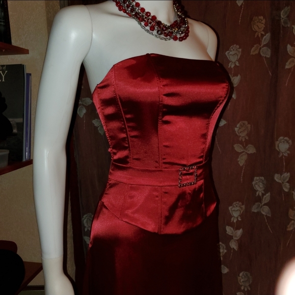 ❤NWOT- Gorgeous Red Satin Strapless Gown w/ Belted Waist ❤ - Picture 10 of 15
